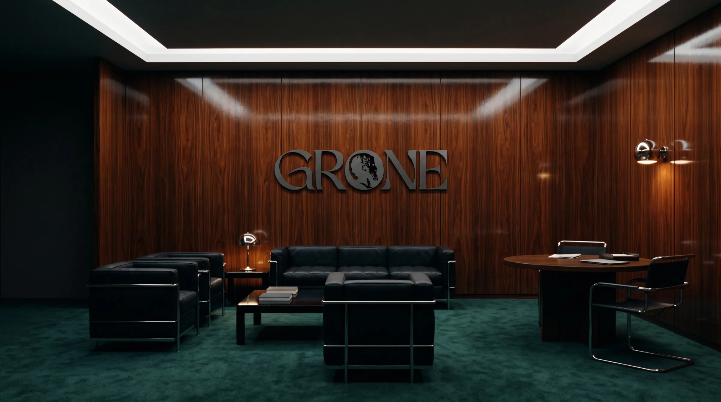 O escritório da GRONE: madeira escura, carpete verde e o nome GRONE na parede.